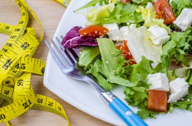 Diyet salata domates ve peynir bir plaka üzerinde