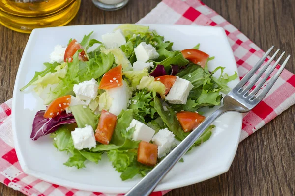 Dietary Sallad Med Tomater Och Fetaost Tallrik — Stockfoto