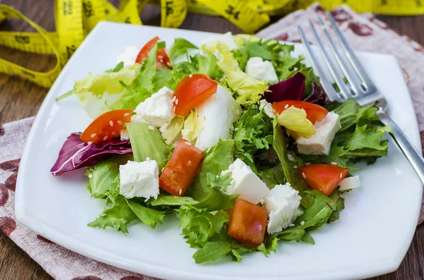 Diätsalat Mit Tomaten Und Feta Auf Einem Teller — Stockfoto