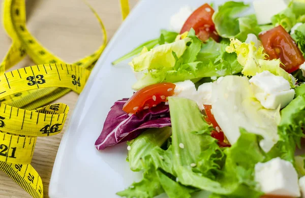 Dietary Sallad Med Tomater Och Fetaost Tallrik — Stockfoto