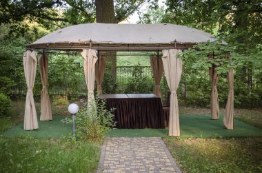 parkta bir tatil için yaz çardak