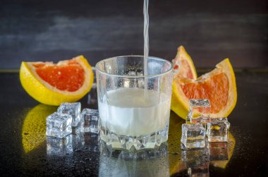 greyfurt siyah zemin buzlu içecek