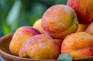 bir tabloda sokakta bir kasede olgun şeftali