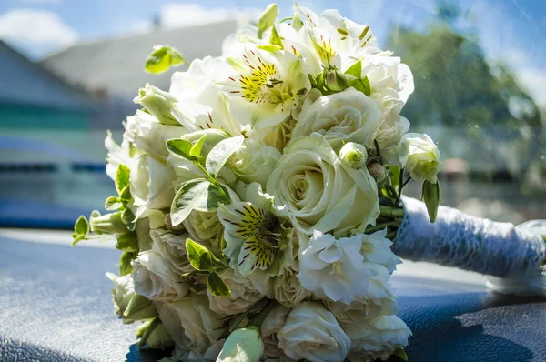 Свадебный Букет Невесты Машине — стоковое фото