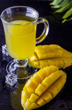 Taze mango ve mango suyu bir bardak