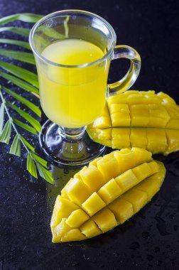 Taze mango ve mango suyu bir bardak