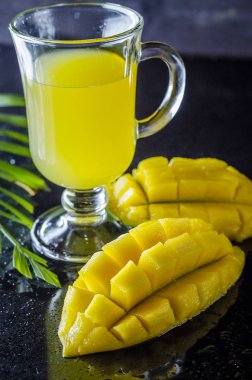 Taze mango ve mango suyu bir bardak