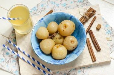 bir tabak içinde kışa konserve tatlı elma