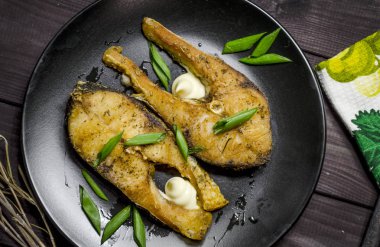 deniz balık bir tabak kızarmış biftek