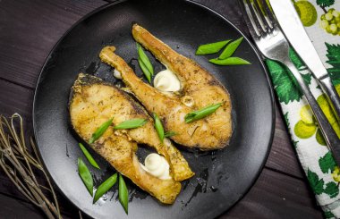 deniz balık bir tabak kızarmış biftek