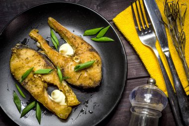 deniz balık bir tabak kızarmış biftek