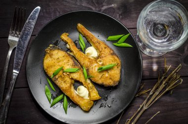 deniz balık bir tabak kızarmış biftek