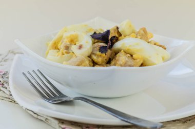 bir kasede yumurta tavuk salatası