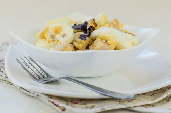 Ensalada Pollo Con Huevo Tazón —  Fotos de Stock