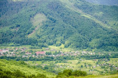 Yerleşim dağlarda, Karpatlar içinde bir tatil köyü