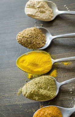 farklı baharat ve kaşık baharat seti