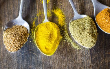 farklı baharat ve kaşık baharat seti