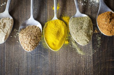 farklı baharat ve kaşık baharat seti