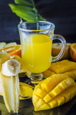 multivitamin ve multifruit suyu meyve masada orta çeşitli fincan