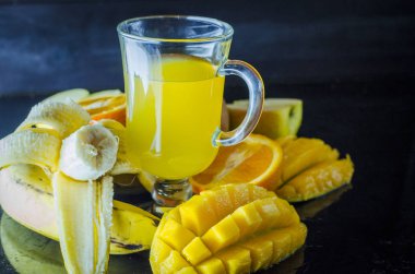 multivitamin ve multifruit suyu meyve masada orta çeşitli fincan