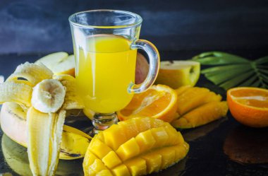 multivitamin ve multifruit suyu meyve masada orta çeşitli fincan