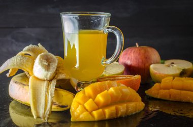 multivitamin ve multifruit suyu meyve masada orta çeşitli fincan