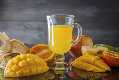 multivitamin ve multifruit suyu meyve masada orta çeşitli fincan