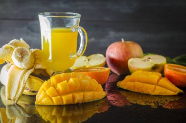 multivitamin ve multifruit suyu meyve masada orta çeşitli fincan