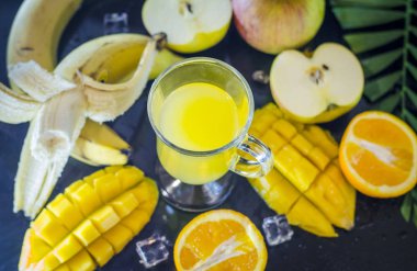 multivitamin ve multifruit suyu meyve masada orta çeşitli fincan