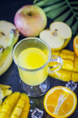 multivitamin ve multifruit suyu meyve masada orta çeşitli fincan