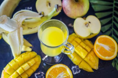 multivitamin ve multifruit suyu meyve masada orta çeşitli fincan