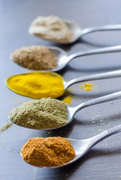 farklı baharat ve kaşık baharat seti