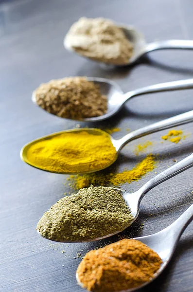 farklı baharat ve kaşık baharat seti