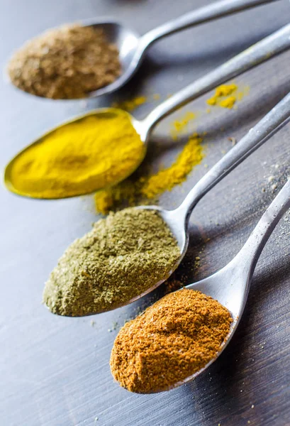 farklı baharat ve kaşık baharat seti