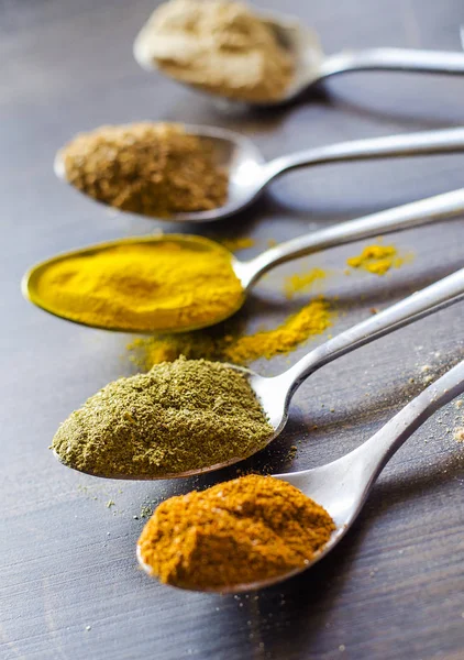 farklı baharat ve kaşık baharat seti