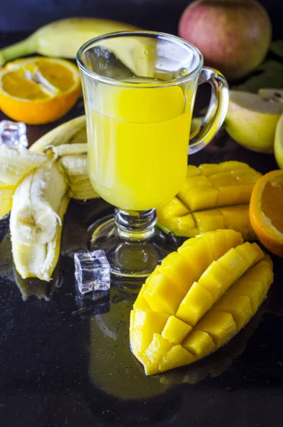 multivitamin ve multifruit suyu meyve masada orta çeşitli fincan