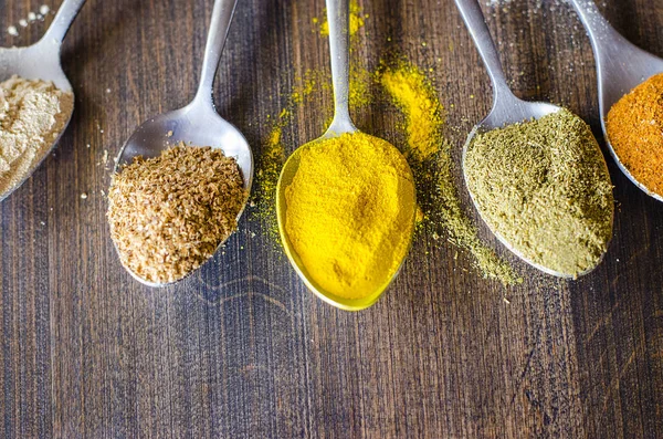 farklı baharat ve kaşık baharat seti