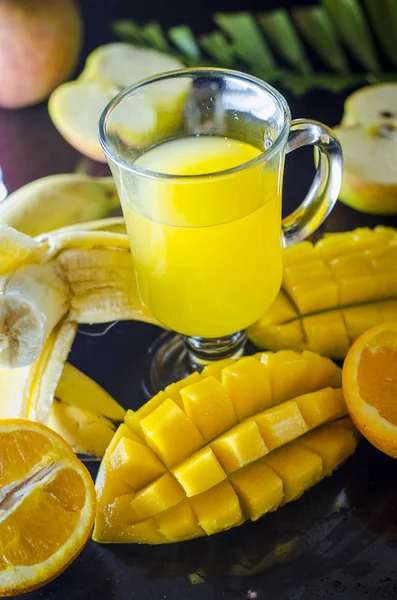 multivitamin ve multifruit suyu meyve masada orta çeşitli fincan