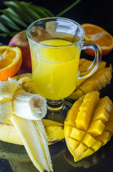 multivitamin ve multifruit suyu meyve masada orta çeşitli fincan