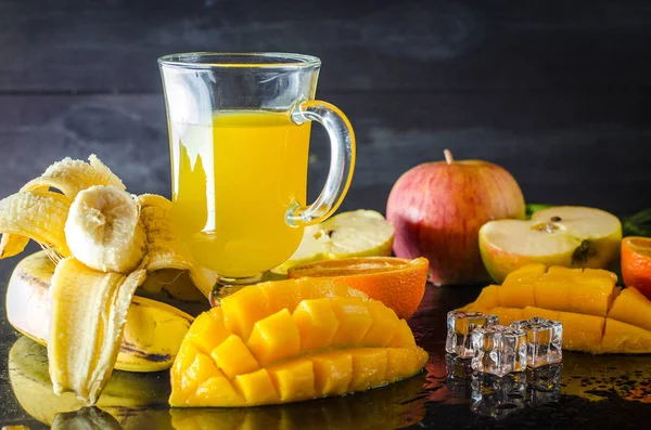 multivitamin ve multifruit suyu meyve masada orta çeşitli fincan