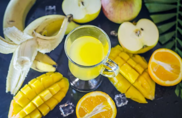 multivitamin ve multifruit suyu meyve masada orta çeşitli fincan