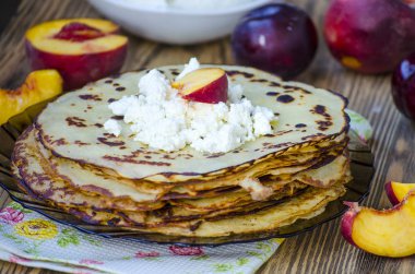 süzme peynir ve meyve bir kase yığını ile büyük krep