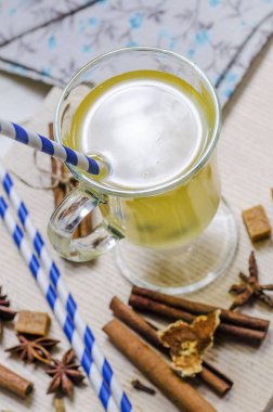 Konserve ev komposto elma çeşitli baharatlar ile