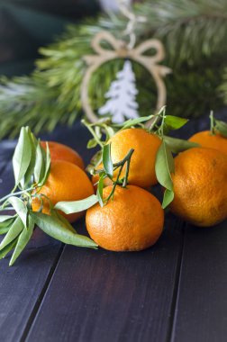 süslenen bir yeni yıl zemin karşı mandalina ağacı