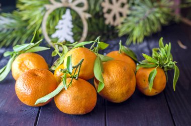 süslenen bir yeni yıl zemin karşı mandalina ağacı