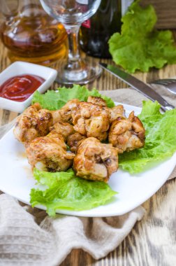 bir tabak ve soslu kızarmış tavuk kanatları