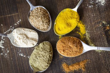 farklı baharat ve kaşık baharat seti