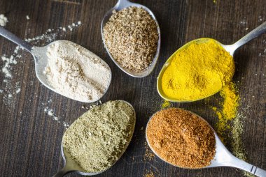 farklı baharat ve kaşık baharat seti