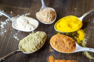 farklı baharat ve kaşık baharat seti