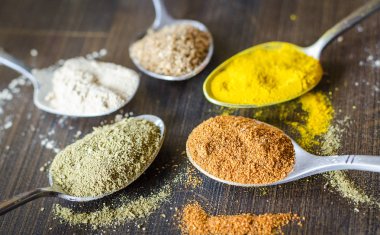 farklı baharat ve kaşık baharat seti